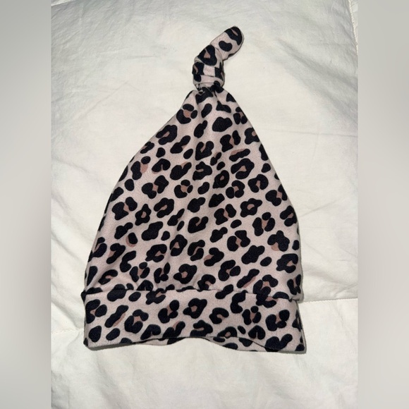 Caden Lane snow leopard print knotted baby gown with matching cap, sz 0-3 mos - Picture 5 of 5
